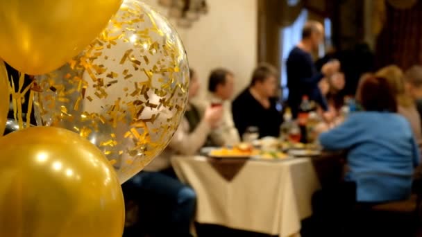 Святкові жовті кульки летять у відпустку — стокове відео
