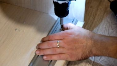 uzman elektrikli tornavida ile özel bir alet ile vida sıkılaştırır