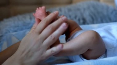 anne onu yeni doğan bebek ayakları inme