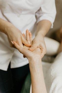 Masör profesyonel yapar el masaj için genç kadın.