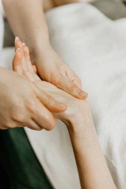 Masör profesyonel yapar el masaj için genç kadın.