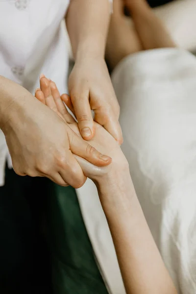 Masseur Professional maakt hand massage aan jonge vrouw. — Stockfoto