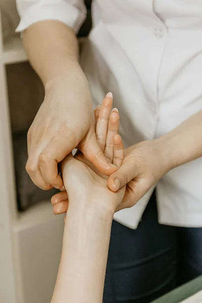 Masseur Professional maakt hand massage aan jonge vrouw. — Stockfoto