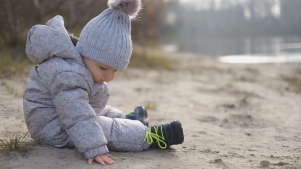 Gamin Est Assis Sur Rivière Printemps Promenade Avec Petit Garçon — Video