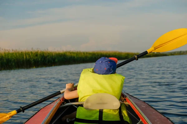 Petit Garçon Kayak Sur Rivière Été Ramer Une Rame Garçon — Photo