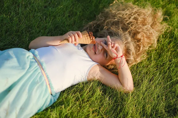 Menina Loira Com Cabelo Comprido Diverte Comendo Sorvete Parque Verão — Fotografia de Stock