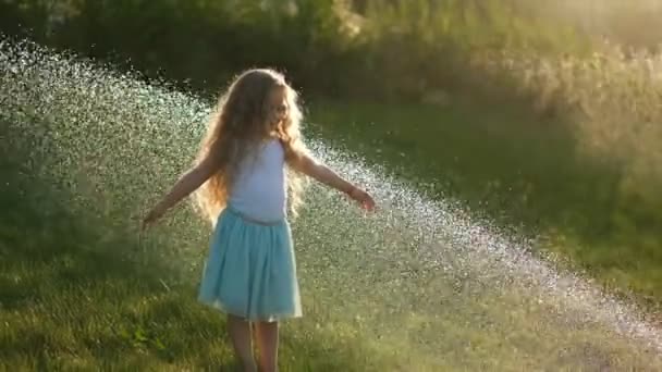 Una Niña Está Divirtiendo Césped Verde Que Vierte Con Chorro — Vídeos de Stock