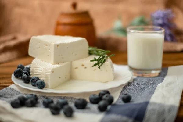 Bicchiere Latte Capra Una Testa Formaggio Latte Capra Poggiano Tavolo — Foto Stock