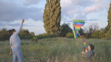 Anne ve oğlu parkta eğleniyor, uçurtma fırlatıyorlar. Neşeli bir çocukluk. Mutlu çocuk yaz aylarında annesiyle oynuyor..