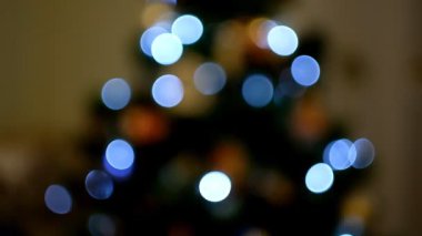 Noel arifesinde evde odağını kaybetmiş bir şekilde Noel ağacı. # Noel çelengi gibi parıldıyor # # Odada bir ağacın üzerinde #.