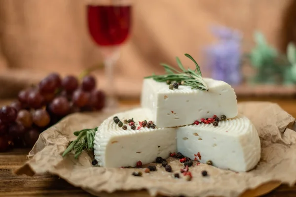 Fromage Chèvre Raisin Vin Reposent Sur Une Table Bois Fromage — Photo