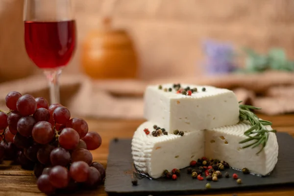 Ziegenkäse Trauben Und Wein Liegen Auf Einem Holztisch Käse Hause — Stockfoto
