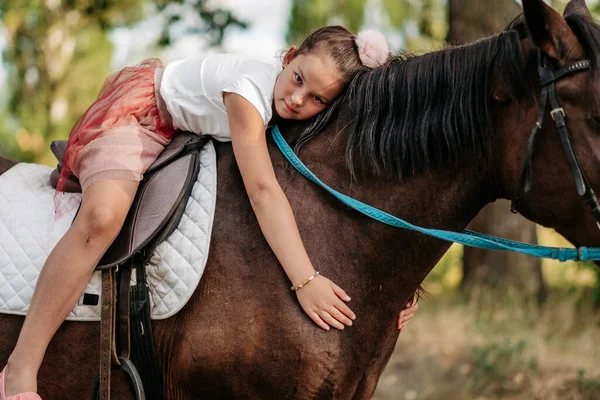 Emocionální Kontakt Koněm Jízda Koni Dívka Jezdí Koni Létě — Stock fotografie