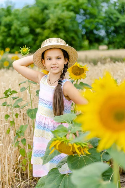 Porta Bambino Sul Campo Infanzia Felice Campagna Passeggiata Estiva Della — Foto Stock