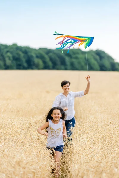 Moeder Dochter Rennen Een Tarweveld Met Een Vlieger Zomer Gelukkige — Stockfoto