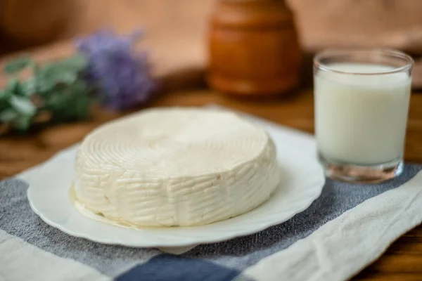 Bicchiere Latte Capra Una Testa Formaggio Latte Capra Poggiano Tavolo — Foto Stock