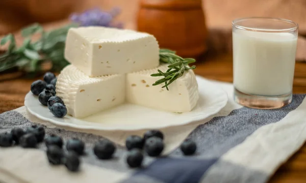 Bicchiere Latte Capra Una Testa Formaggio Latte Capra Poggiano Tavolo — Foto Stock