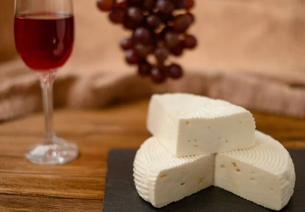 Formaggio Capra Uva Vino Trovano Tavolo Legno Formaggio Casa — Foto Stock