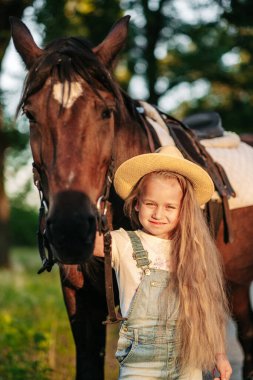 Atlı bir çocuğun arkadaşlığı. Otizmi bir atla tedavi etmek. Otizmli bir kız ve bir atın etkileşimi. Sonbaharda atıyla bir çocuğu gezdirmek..