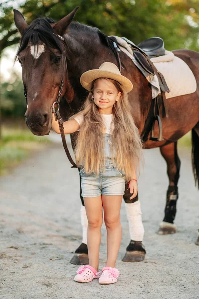 Atlı bir çocuğun arkadaşlığı. Otizmi bir atla tedavi etmek. Otizmli bir kız ve bir atın etkileşimi. Sonbaharda atıyla bir çocuğu gezdirmek..