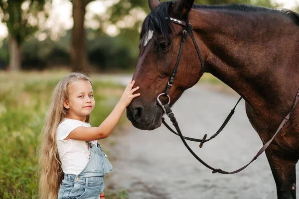 Amitié Enfant Avec Cheval Une Petite Fille Caresse Affectueusement Son — Photo