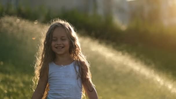 Klein Meisje Heeft Plezier Zomer Het Park Het Meisje Lacht — Stockvideo