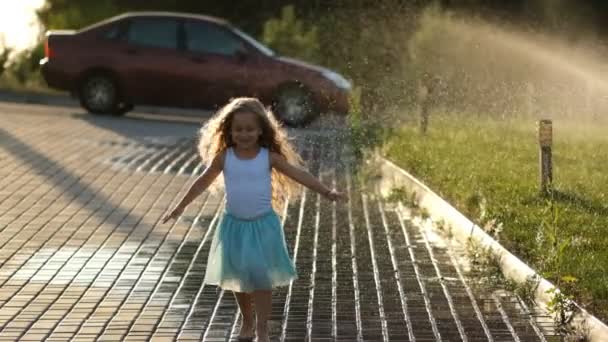 Klein Meisje Heeft Plezier Zomer Het Park Het Meisje Lacht — Stockvideo