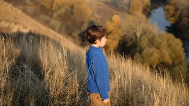 Viaje Otoño Del Niño Las Montañas Viaje Fin Semana Parque — Vídeo de stock