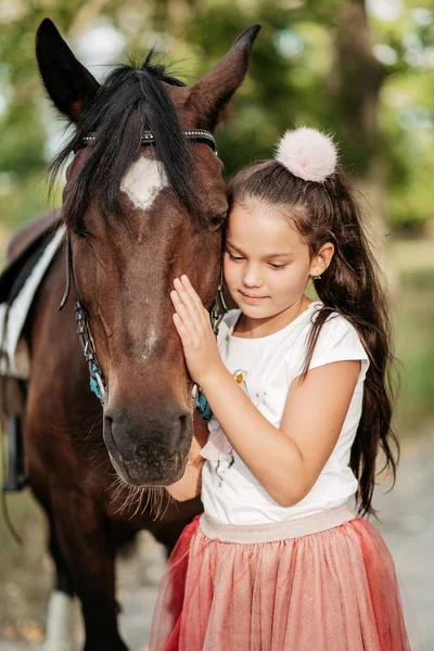 Emocjonalny Kontakt Koniem Jazda Konna Dziewczyna Jeździ Koniu Latem — Zdjęcie stockowe