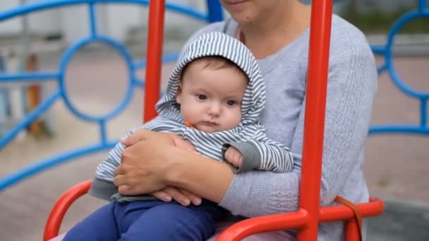 Mãe Com Bebê Está Montando Balanço Playground Andando Com Bebê — Vídeo de Stock