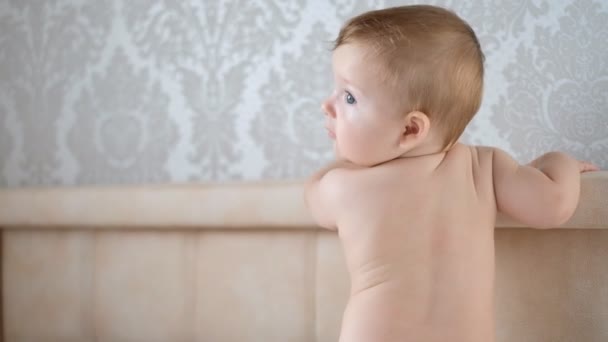 Niño Sin Ropa Para Cama Sus Padres Por Mañana Niño — Vídeo de stock