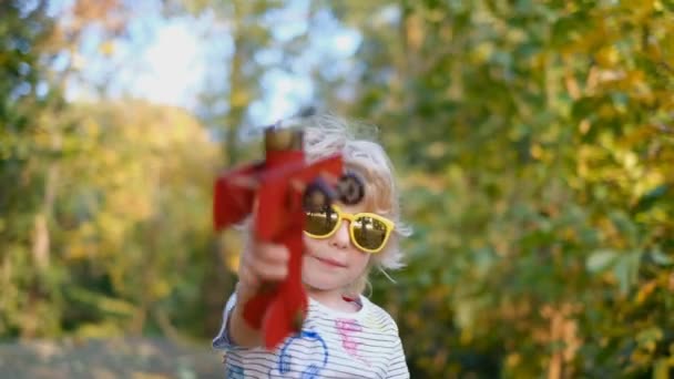 Niño Feliz Sueña Con Viajar Avión Juega Piloto Avión Niño — Vídeos de Stock