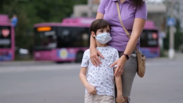 Una Madre Hijo Están Pie Una Parada Transporte Público Esperando — Vídeos de Stock
