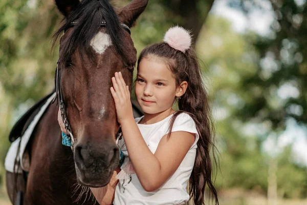 Przyjaźń Dziecka Koniem Mała Dziewczynka Pieszczotliwie Głaszcze Swojego Konia Spacerujące — Zdjęcie stockowe