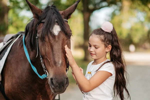 Foto Uma criança pequena montando um cavalo na frente de um celeiro –  Imagem de México grátis no Unsplash