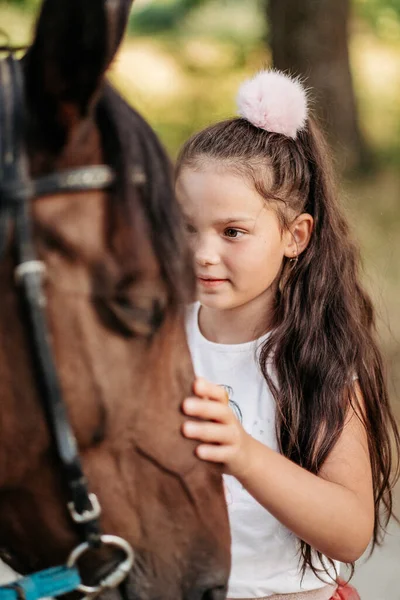 Amitié Enfant Avec Cheval Une Petite Fille Caresse Affectueusement Son — Photo