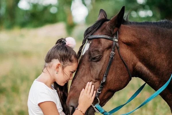 Přátelství Dítěte Koněm Malá Holčička Láskyplně Hladí Svého Koně Procházky — Stock fotografie