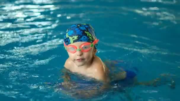 Tatlı Bir Çocuk Yüzme Havuza Dalma Alıştırması Yapıyor Sağlık Promosyonu — Stok video