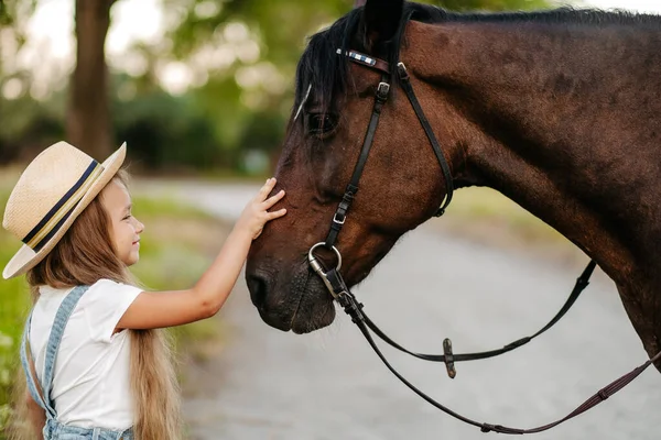 Amicizia Bambino Con Cavallo Una Bambina Accarezza Affettuosamente Suo Cavallo — Foto Stock