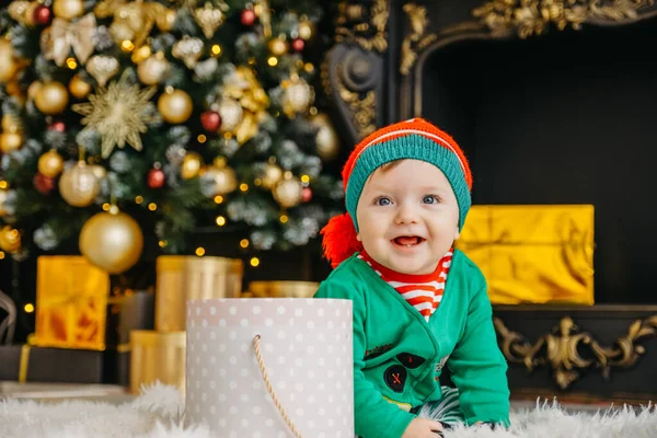 Lindo Niño Vestido Como Elfo Abre Regalo Navidad Una Casa —  Fotos de Stock