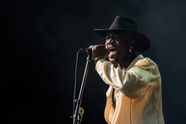 Massaquoi Alloysious Moskova, Rusya, festival Park Live, 29 Temmuz 2018'bir konserde şarkı söylüyor