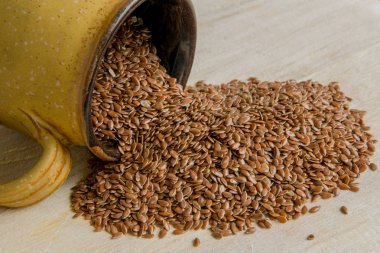 Ahşap arka plan üzerinde bir fincan keten tohumu