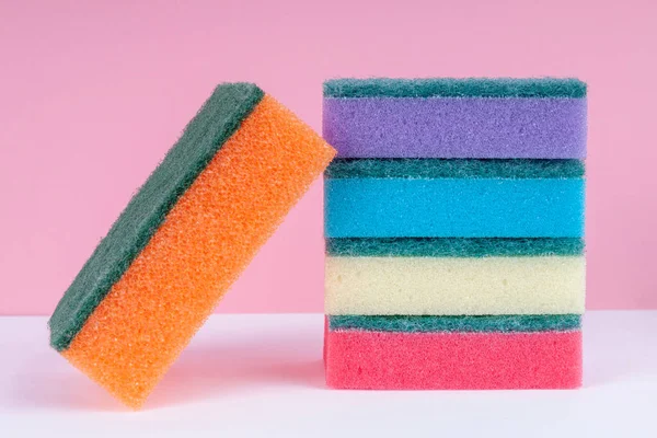 Esponjas Multicoloridas Para Lavar Pratos Sobre Outro Fundo Rosa Conceito — Fotografia de Stock