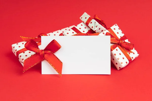 Λευκά Δώρα Συσκευασμένα Συσκευασία Χάρτινη Κατσαρόλα Εορταστική Κορδέλα Κόκκινο Φόντο — Φωτογραφία Αρχείου