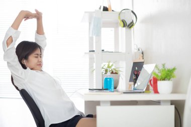 Asyalı kadınlar bulaşıcı hastalıkları önlemek için hükümet politikalarına göre evde çalışırlar. Çok çalışıyor ve uykulu..