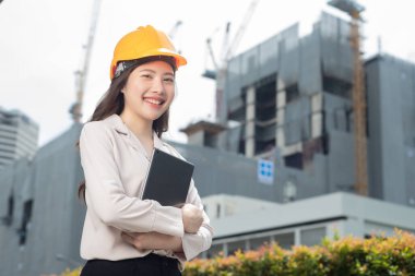 Güzel kadın inşaat mühendisi. Sahadaki portreyi kapat.