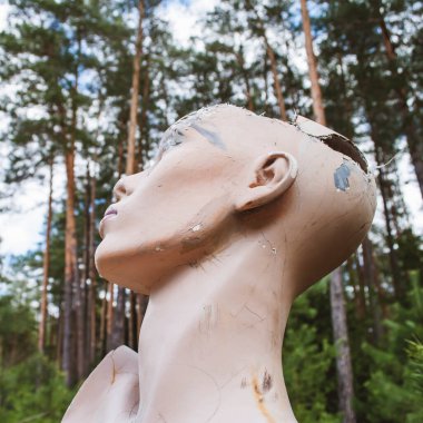 Eski terk edilmiş üzgün manken. Kıyametten sonraki gelecek. Terk edilmiş eski bir bina. Umutsuzluk ve umutsuzluk, unutkanlık. Vintage fotoğraf.