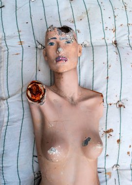 Eski terk edilmiş üzgün manken. Kıyametten sonraki gelecek. Terk edilmiş eski bir bina. Umutsuzluk ve umutsuzluk, unutkanlık. Eski bir fotoğraf..