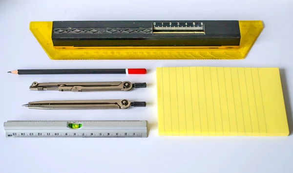 在白纸上绝缘的测量仪器和工具 一套各种尺子 贴纸记录 铅笔用于制造加工工业部门 教育和商业背景 — 图库照片