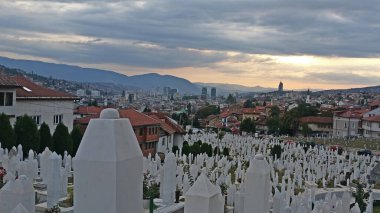 Günbatımında Bosna 'daki Saraybosna kentinin manzarası